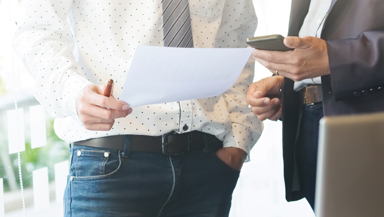 La lettera di intenti nel contesto del passaggio generazionale d'impresa è un documento fondamentale, solitamente non vincolante, che formalizza l'interesse reciproco tra l'imprenditore e gli eredi/successori ad avviare la trattativa per il trasferimento di quote societarie o dell'intera azienda.