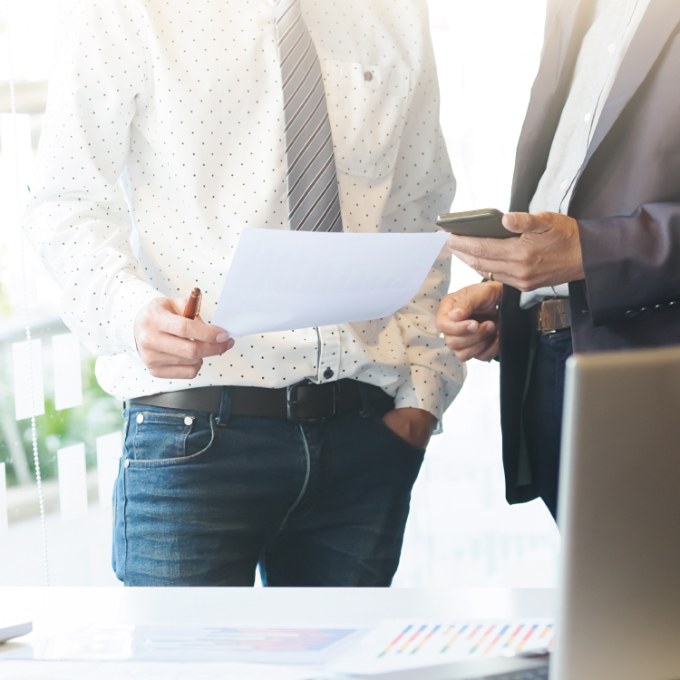 La lettera di intenti nel contesto del passaggio generazionale d'impresa è un documento fondamentale, solitamente non vincolante, che formalizza l'interesse reciproco tra l'imprenditore e gli eredi/successori ad avviare la trattativa per il trasferimento di quote societarie o dell'intera azienda.